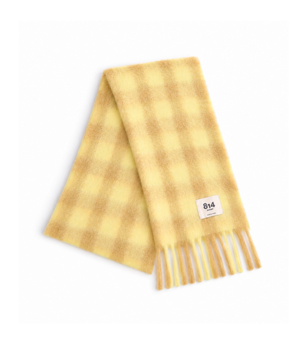 Bufanda Stripy Vichy de Ezcaray en mohair y lana, con estampado de cuadros bicolor en amarillo y beige y flecos.