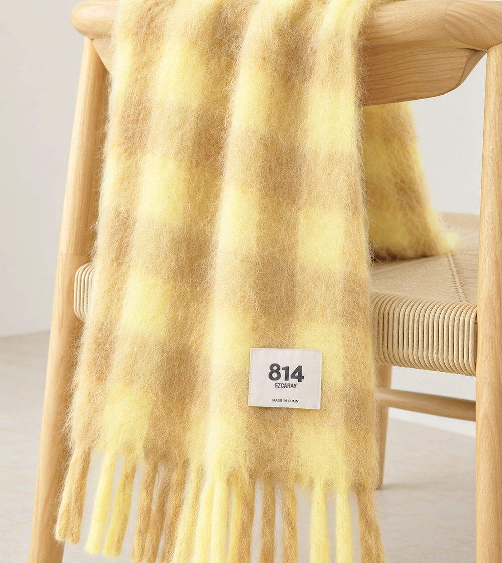 Bufanda Stripy Vichy de Ezcaray en mohair y lana, con estampado de cuadros bicolor en amarillo y beige y flecos.