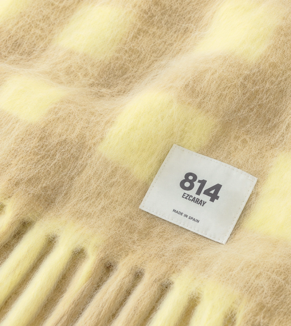 Bufanda Stripy Vichy de Ezcaray en mohair y lana, con estampado de cuadros bicolor en amarillo y beige y flecos.