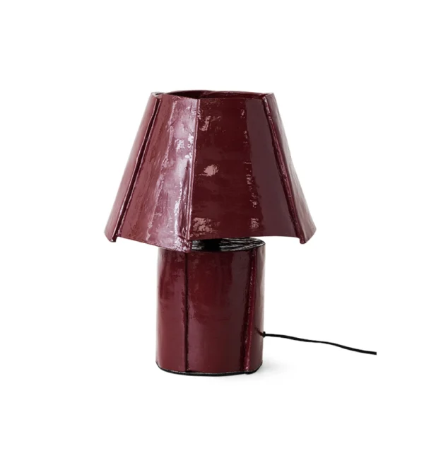 Cotton Maché Table Lamp Burgundy de HKLIVING, lámpara de mesa burdeos de cotton maché con silueta orgánica y plegada.