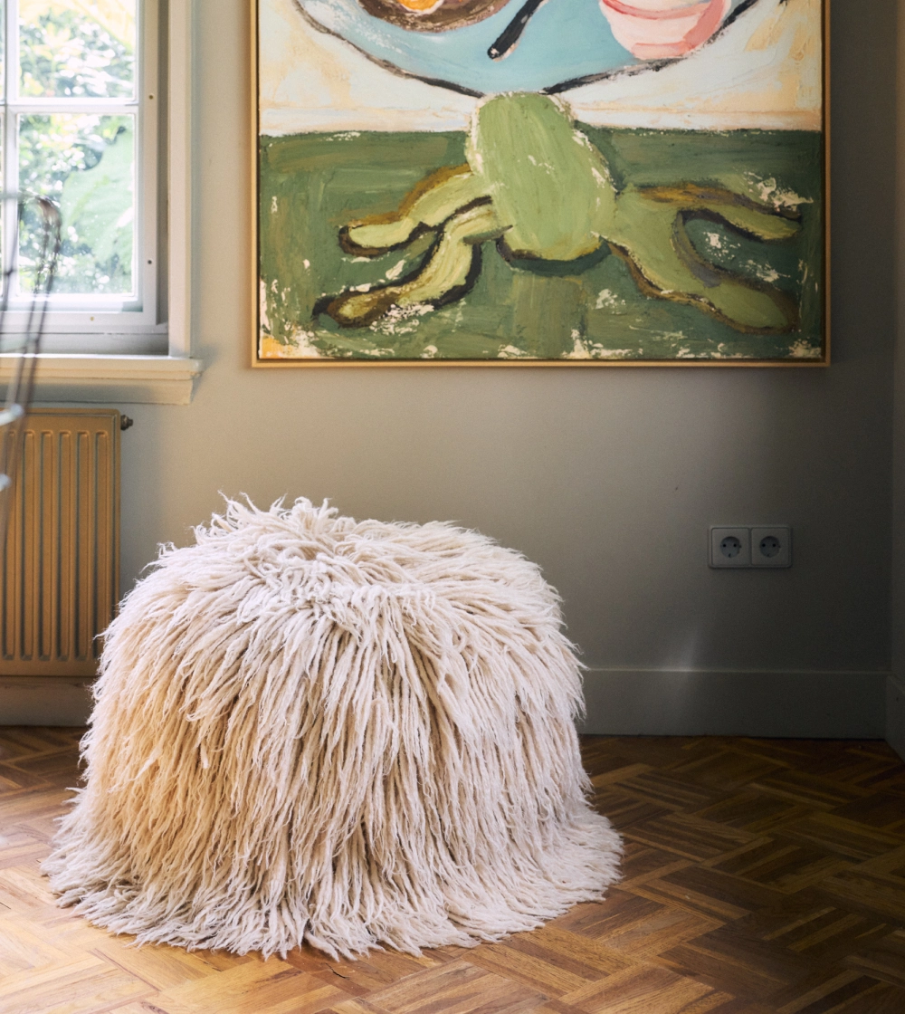 Shabby Pouf Beige de HKLIVING, puf beige de pelo largo y textura desgreñada para salón.