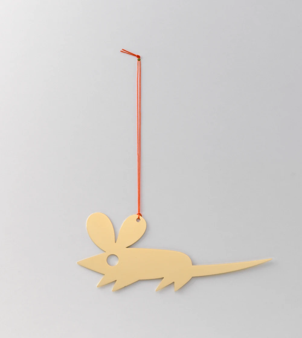 Adorno de navidad dorado con forma de luna de la colección Girard Ornaments de Vitra diseñado por Alexander Girard, elaborado en metal con efecto latón pulido y disponible en distintos formas.