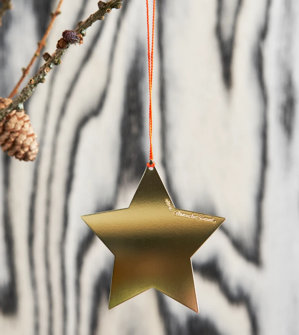 Adorno de navidad dorado con forma de corazón de la colección Girard Ornaments de Vitra diseñado por Alexander Girard, elaborado en metal con efecto latón pulido y disponible en distintos formas.
