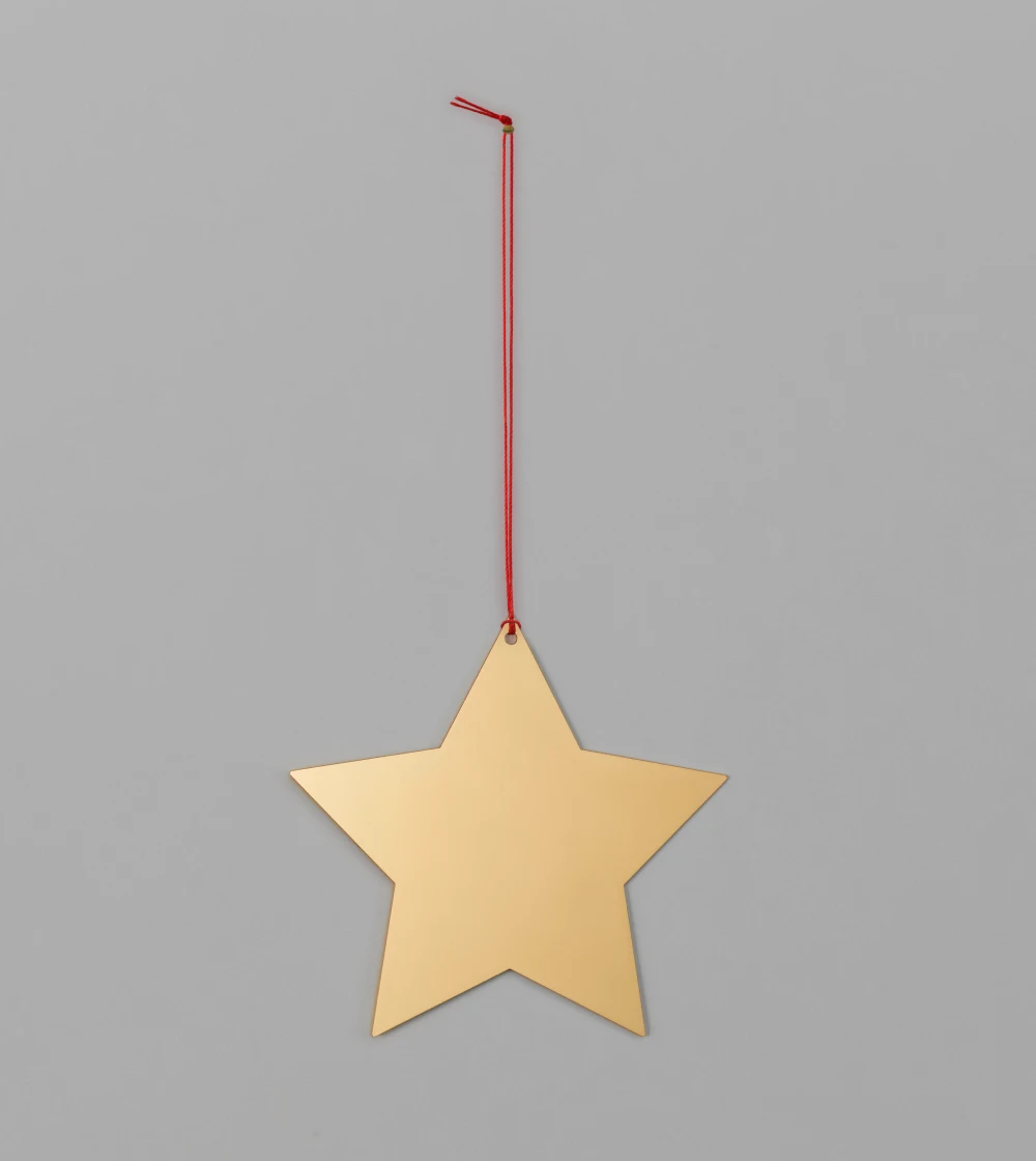 Adorno de navidad dorado con forma de estrella de la colección Girard Ornaments de Vitra diseñado por Alexander Girard, elaborado en metal con efecto latón pulido y disponible en distintos formas.