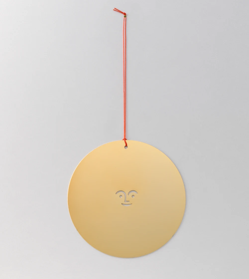 Adorno de navidad dorado con forma de sol de la colección Girard Ornaments de Vitra diseñado por Alexander Girard, elaborado en metal con efecto latón pulido y disponible en distintos formas.