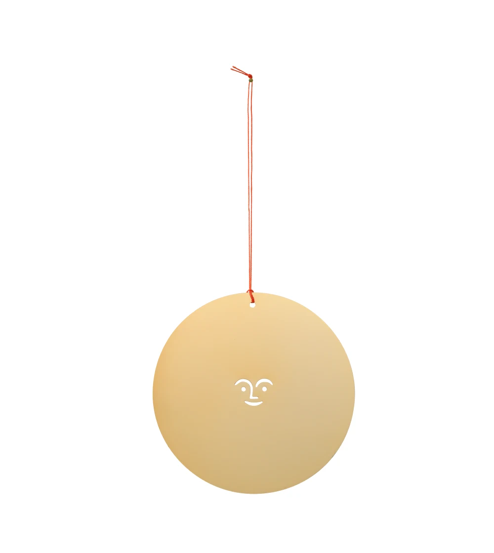 Adorno de navidad dorado con forma de sol de la colección Girard Ornaments de Vitra diseñado por Alexander Girard, elaborado en metal con efecto latón pulido y disponible en distintos formas.