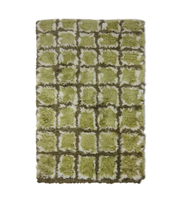 Alfombra de lana Tortoise de HKLIVING de 180 × 250 cm, con pelo largo y estampado geométrico en tonos verdes, ideal para decorar salones con alfombras de diseño.