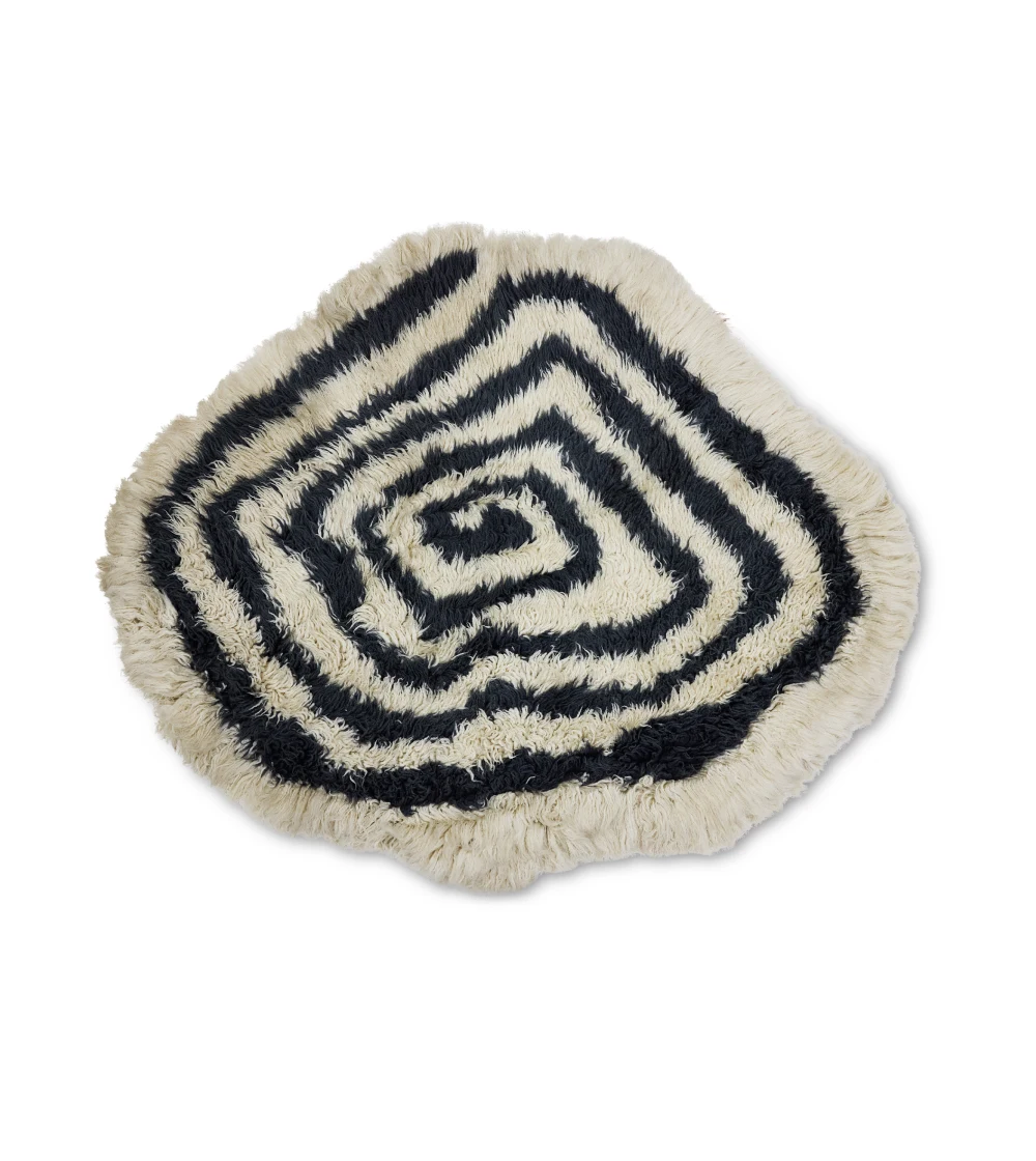 Alfombra de lana Contour de HKLIVING de forma irregular y estampado gráfico de líneas fluidas, una alfombra de diseño original para decorar salones y dormitorios.