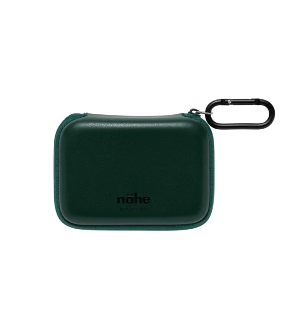 Estuche verde Utility Case de Nähe con mosquetón de aluminio, diseño compacto y fondo amplio para guardar auriculares, llaves, cables y pequeños accesorios.