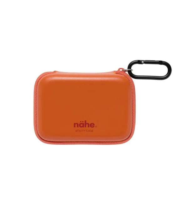 Estuche naranja Utility Case de Nähe con mosquetón de aluminio, diseño compacto y fondo amplio para guardar auriculares, llaves, cables y pequeños accesorios.