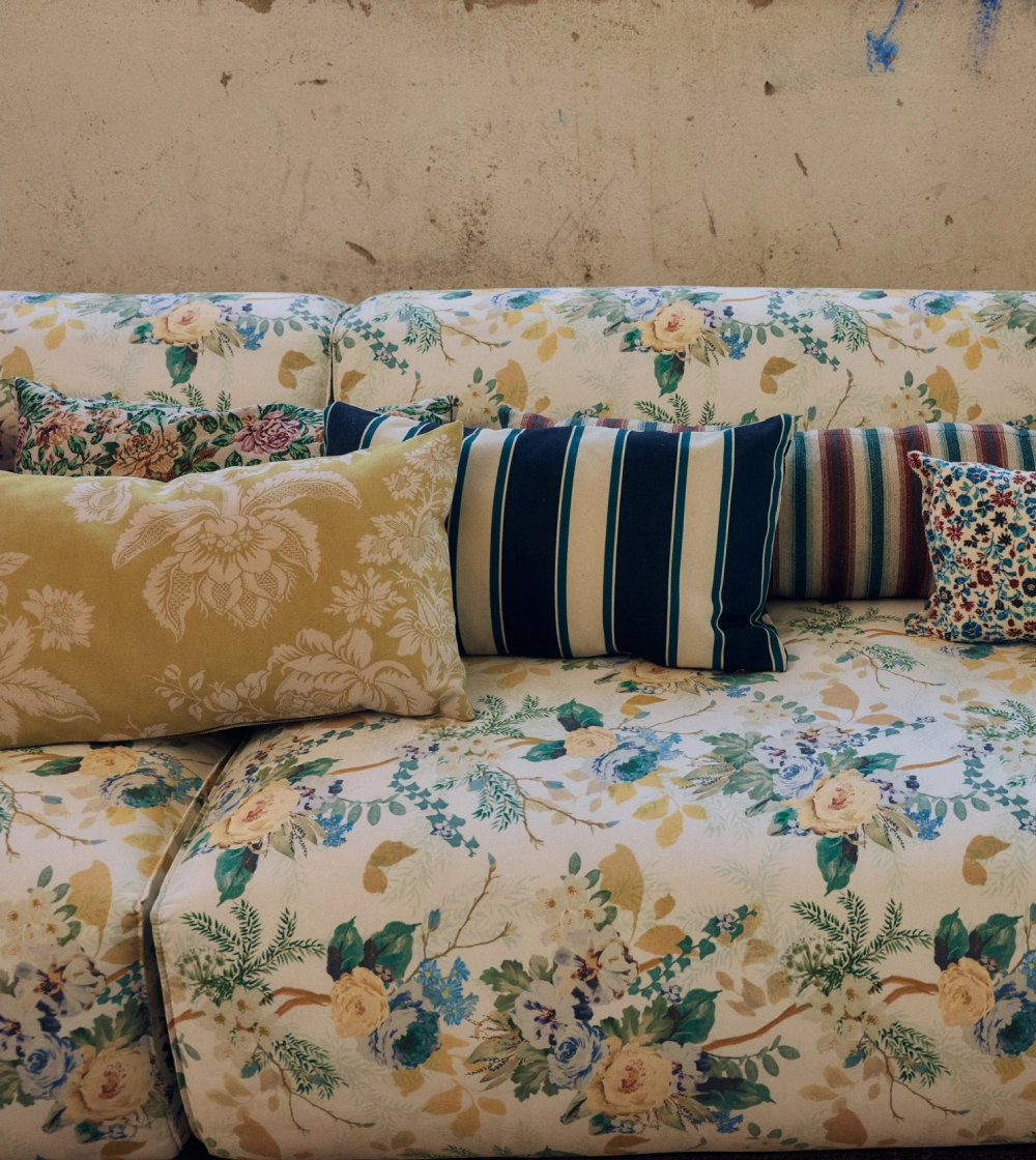 Printed Cushion Blues de HKLIVING, cojín reversible con flores sobre fondo azul y rayas gráficas. Una pieza llena de color para renovar tu sofá o dormitorio.