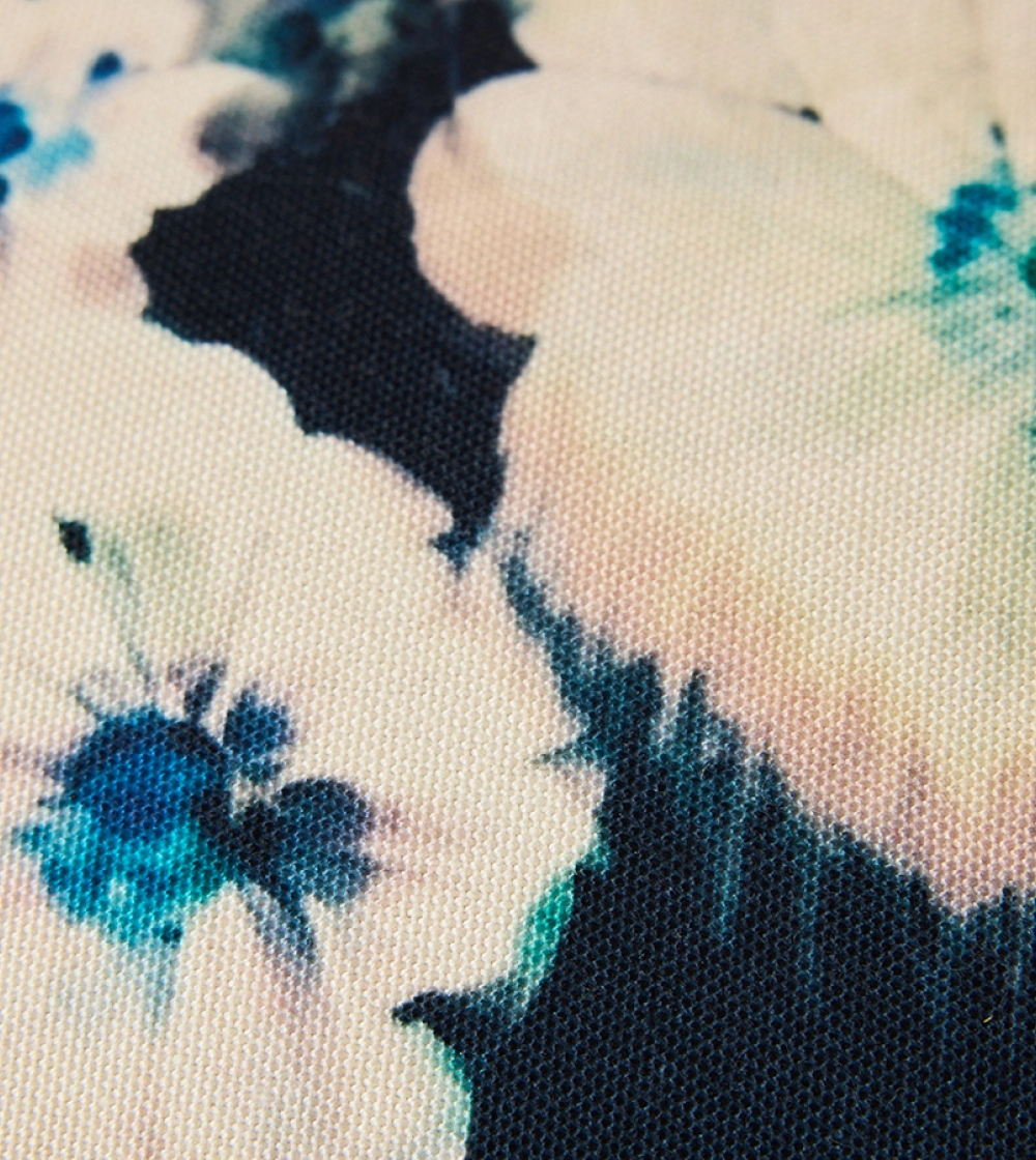 Printed Cushion Blues de HKLIVING, cojín reversible con flores sobre fondo azul y rayas gráficas. Una pieza llena de color para renovar tu sofá o dormitorio.