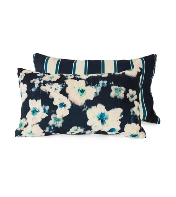 Printed Cushion Blues de HKLIVING, cojín reversible con flores sobre fondo azul y rayas gráficas. Una pieza llena de color para renovar tu sofá o dormitorio.