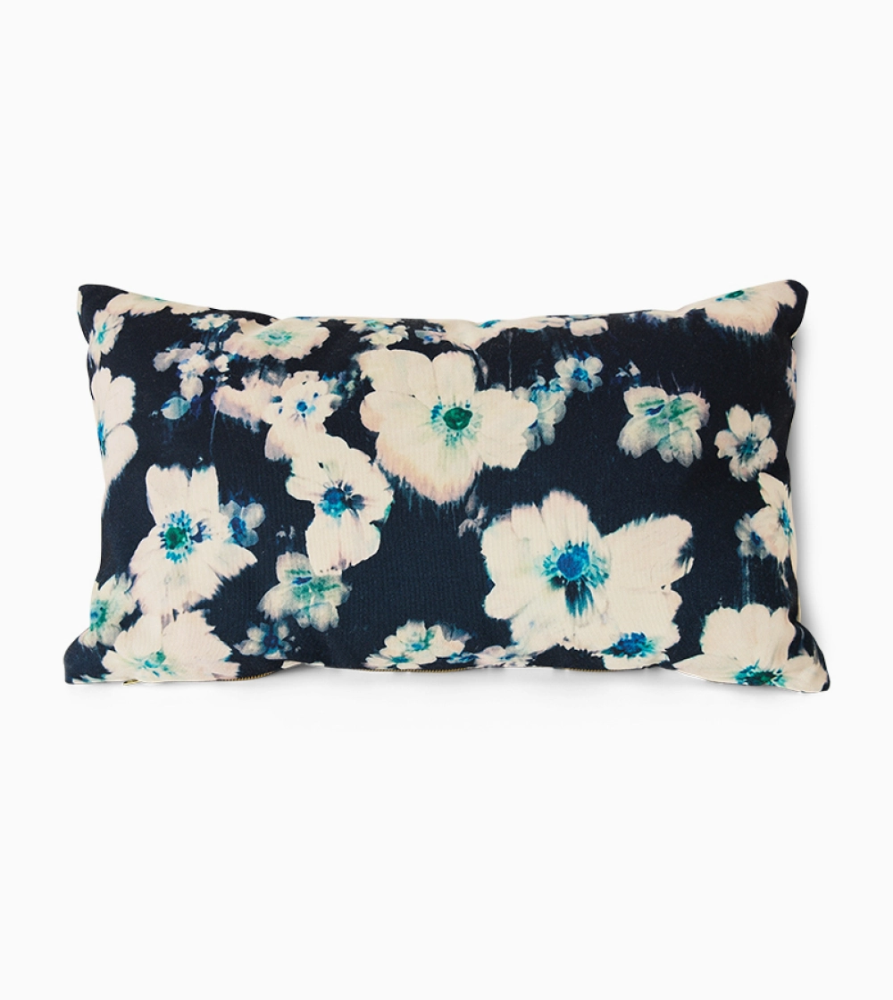 Printed Cushion Blues de HKLIVING, cojín reversible con flores sobre fondo azul y rayas gráficas. Una pieza llena de color para renovar tu sofá o dormitorio.