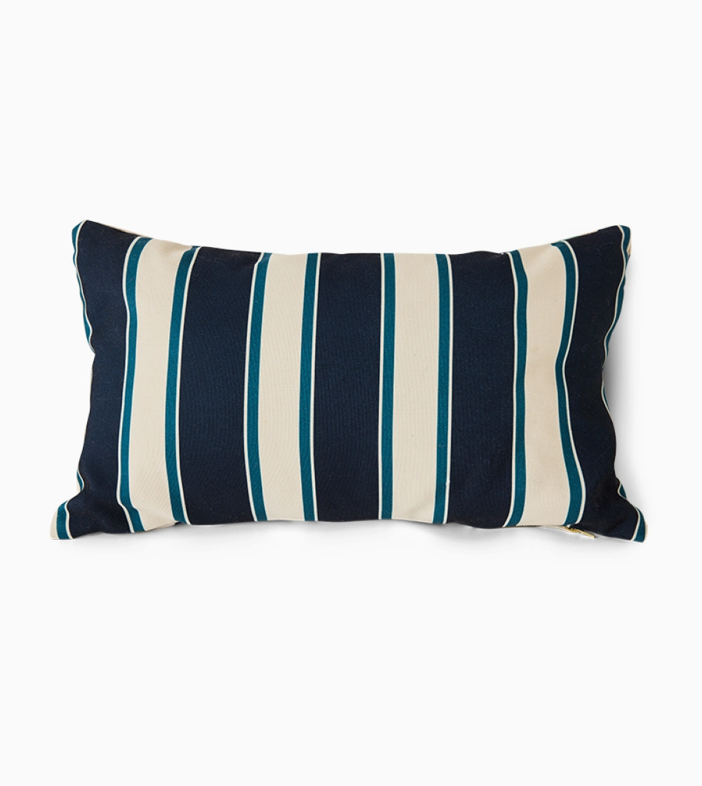 Printed Cushion Blues de HKLIVING, cojín reversible con flores sobre fondo azul y rayas gráficas. Una pieza llena de color para renovar tu sofá o dormitorio.