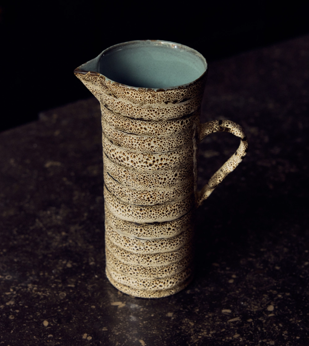 arra 70s Ceramics Jug Brew de HKLIVING, jarra de gres multicolor con asa y pico vertedor.
