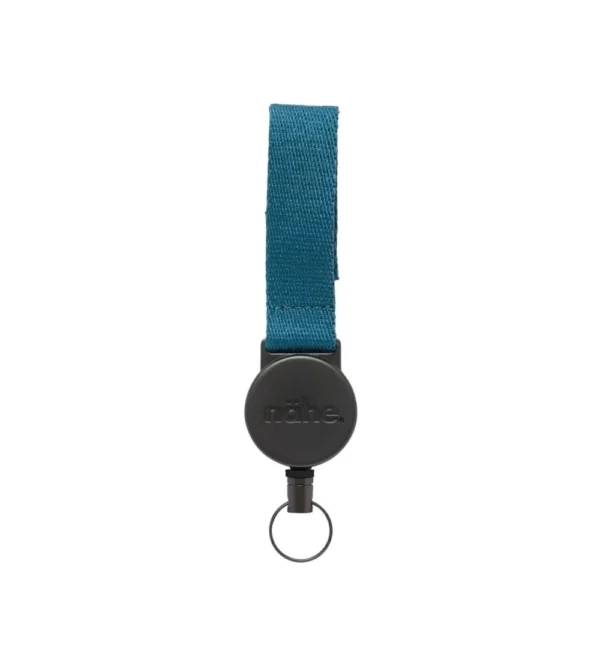 Llavero extensible azul turquesa Extendable Keyring de Nähe con cordón retráctil de 50 cm, ideal para llevar las llaves y tarjetas siempre a mano en el bolso o la mochila.