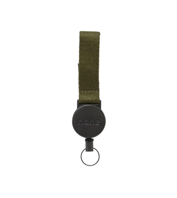 Llavero extensible verde militar Extendable Keyring de Nähe con cordón retráctil de 50 cm, ideal para llevar las llaves y tarjetas siempre a mano en el bolso o la mochila.