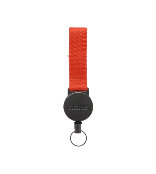 Llavero extensible rojo Extendable Keyring de Nähe con cordón retráctil de 50 cm, ideal para llevar las llaves y tarjetas siempre a mano en el bolso o la mochila.