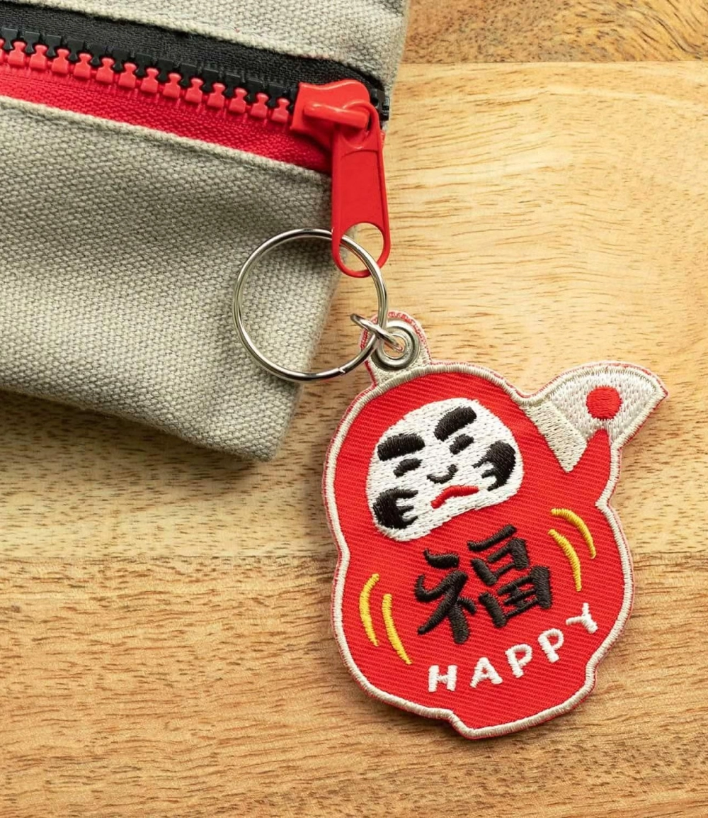 Llavero Daruma japonés bordado de HIGHTIDE, amuleto tradicional de la buena suerte y la perseverancia, ideal para decorar llaves, bolsos y mochilas.