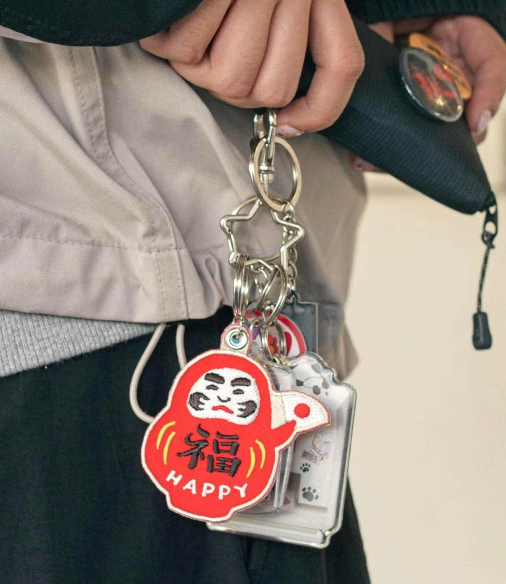 Llavero Daruma japonés bordado de HIGHTIDE, amuleto tradicional de la buena suerte y la perseverancia, ideal para decorar llaves, bolsos y mochilas.