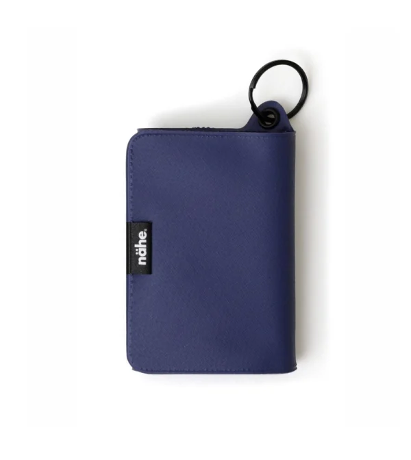 Cartera pequeña azul marino Lite Wallet de Nähe con acabado mate y diseño sin costuras, monedero translúcido, tres compartimentos para tarjetas y anilla para enganchar a una correa o mosquetón.