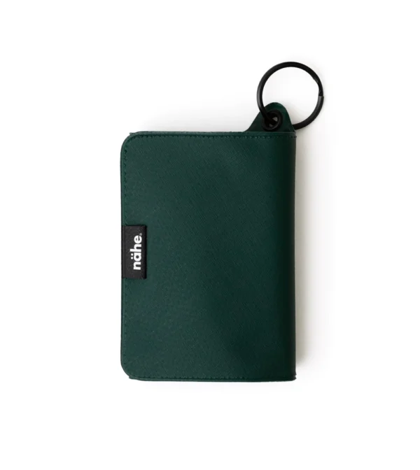 Cartera verde Lite Wallet de Nähe con acabado mate y diseño sin costuras, monedero translúcido, tres compartimentos para tarjetas y anilla para enganchar a una correa o mosquetón.