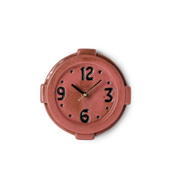 Retro Ceramic Wall Clock Pink de HKLIVING, reloj de pared de cerámica rosa con forma redondeada y números grandes de estilo retro.