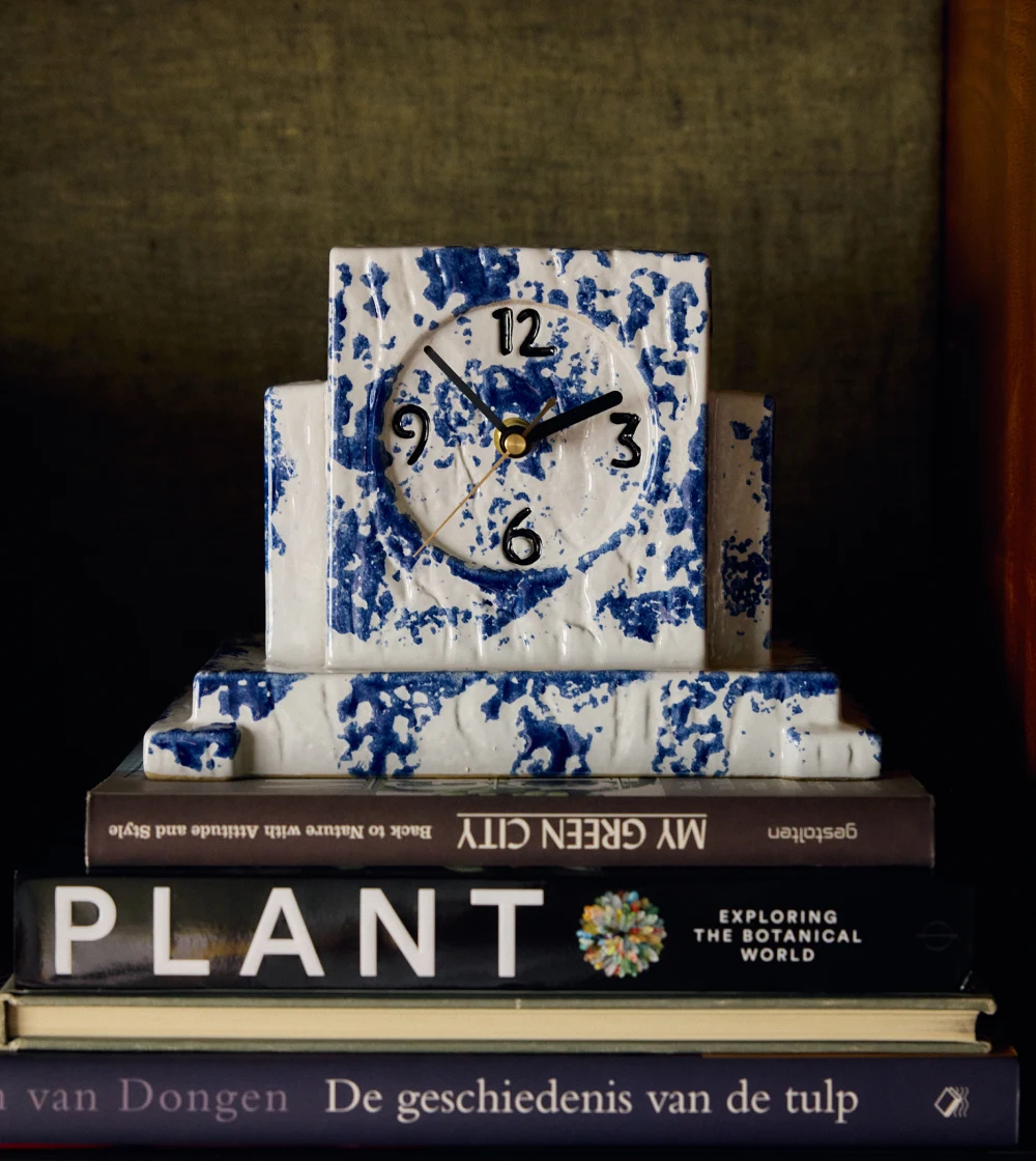 Mantle Clock Blue de HKLIVING, reloj de sobremesa de cerámica azul con acabado esmaltado y diseño decorativo.