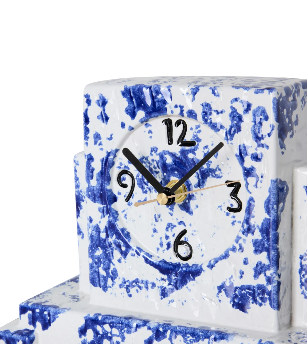 Mantle Clock Blue de HKLIVING, reloj de sobremesa de cerámica azul con acabado esmaltado y diseño decorativo.