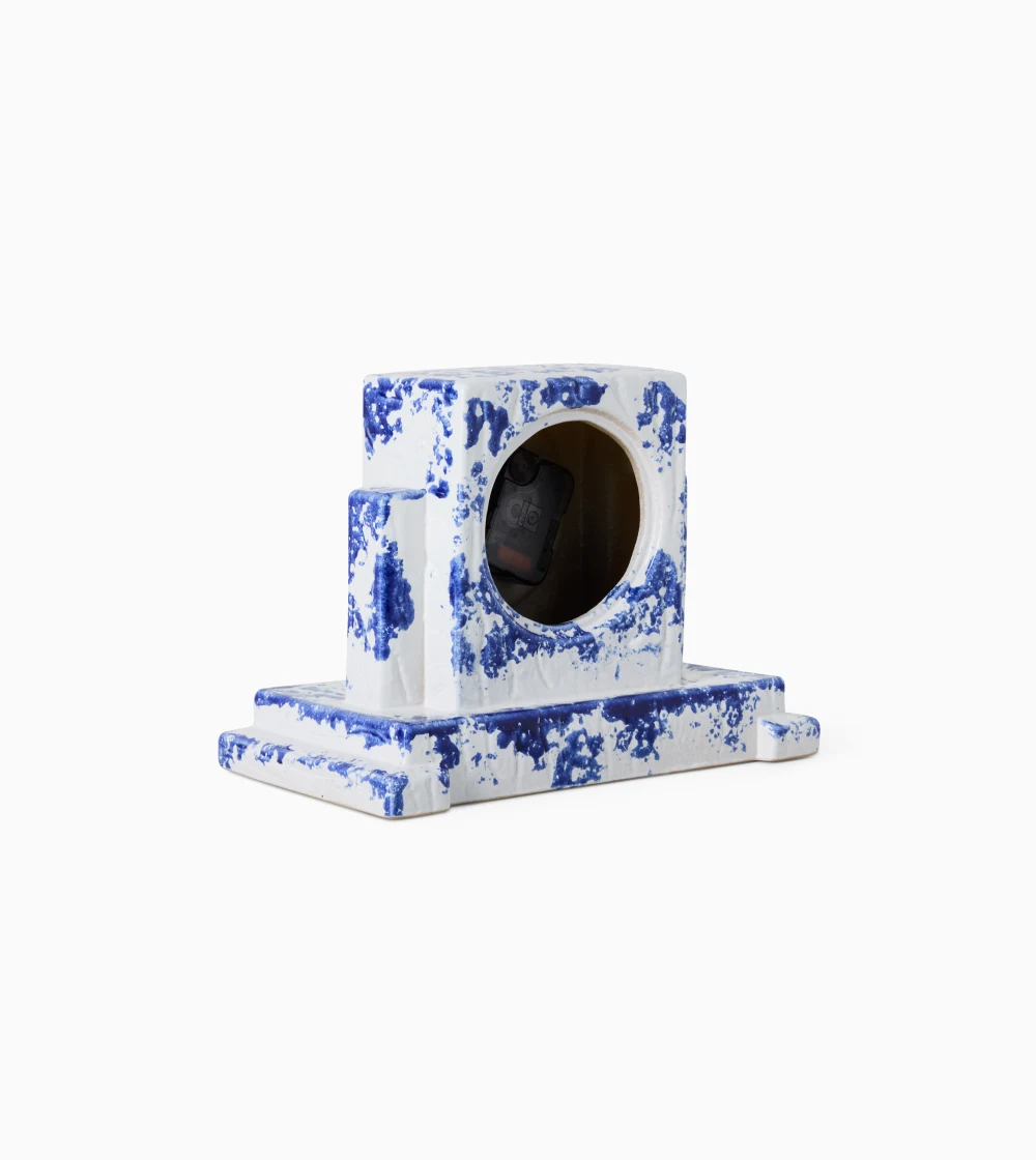 Mantle Clock Blue de HKLIVING, reloj de sobremesa de cerámica azul con acabado esmaltado y diseño decorativo.