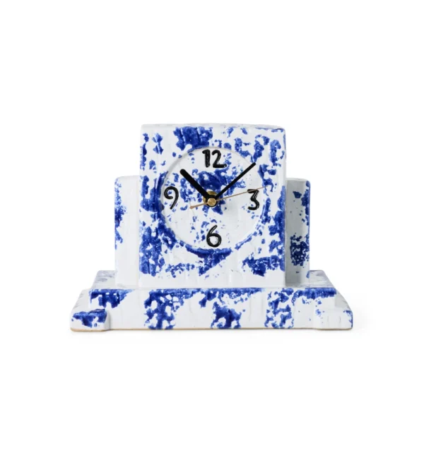 Mantle Clock Blue de HKLIVING, reloj de sobremesa de cerámica azul con acabado esmaltado y diseño decorativo.