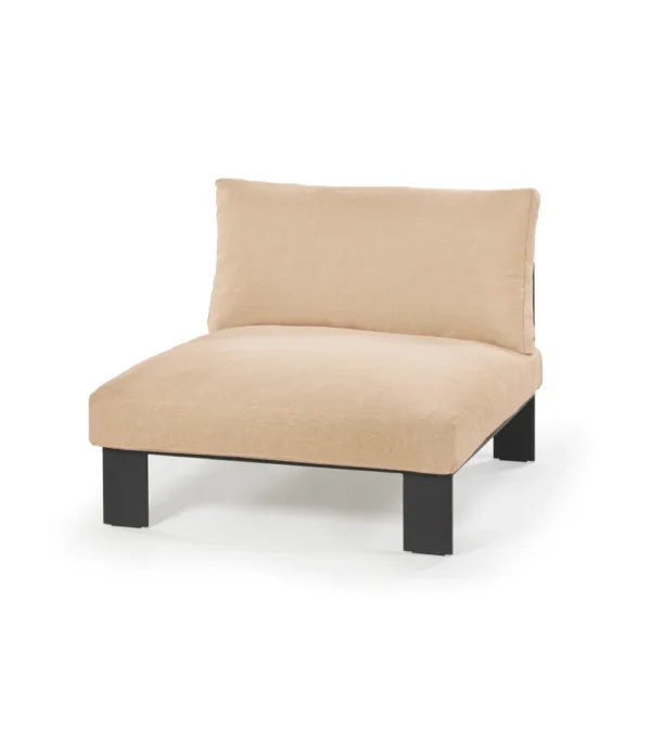 Sillón de una plaza de Serax diseñado por Bea Mombaers, con estructura de aluminio y cojines tapizados de gran volumen y diseño minimalista color melocotón. ideal para salones de diseño nórdico y minimalista.