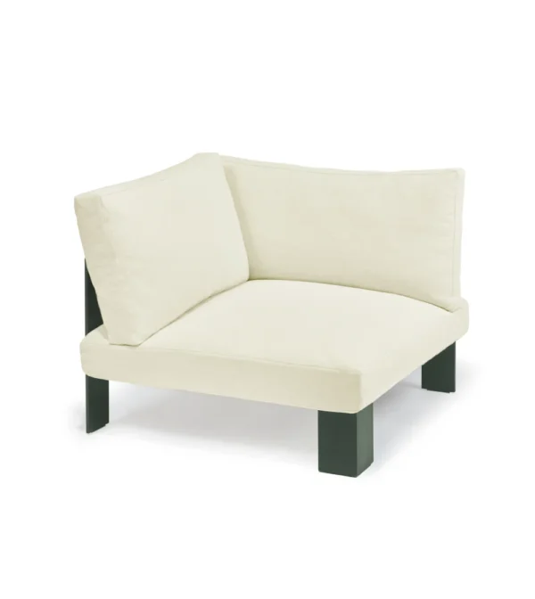 Módulo de esquina de una plaza de Serax diseñado por Bea Mombaers, con estructura de aluminio y cojines tapizados blancos, combinable con sillones individuales y sofás de dos y tres plazas para crear composiciones personalizadas.