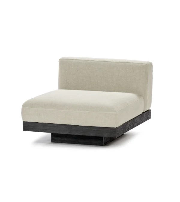 Sillón individual Rudolph de Serax diseñado por Vincent Van Duysen, con estructura negra y cojín beige, de formas orgánicas y diseño contemporáneo.