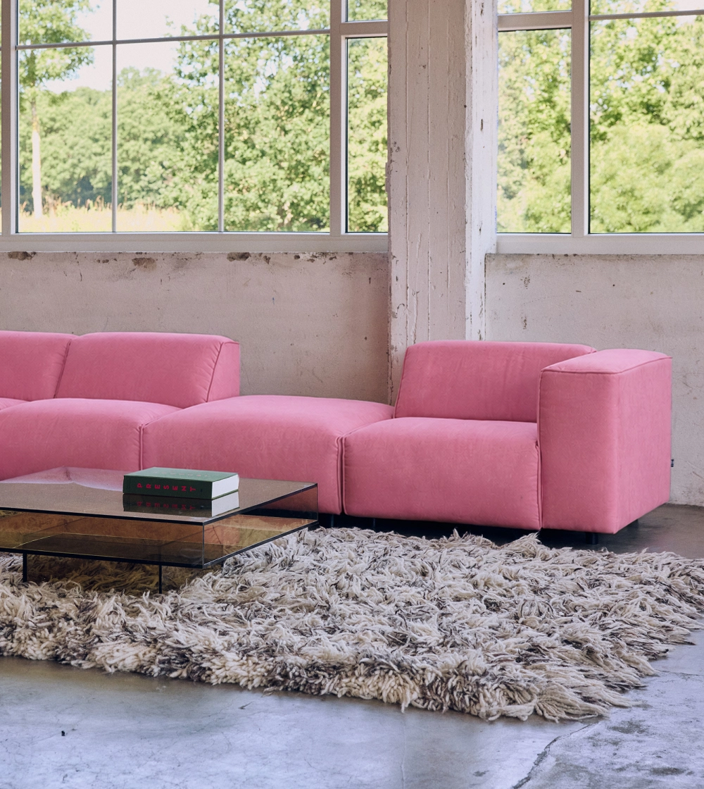 Sofá modular Flake de HKLIVING, ideal para crear una composición de sofá a medida con tapizado rosa para salones modernos de diseño nórdico