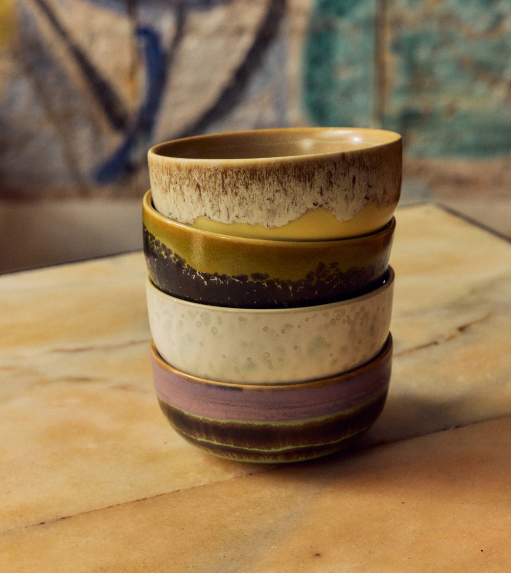 70s Ceramics Tapas Bowls Sweet de HKLIVING, set de cuatro cuencos de gres multicolor para aperitivos.