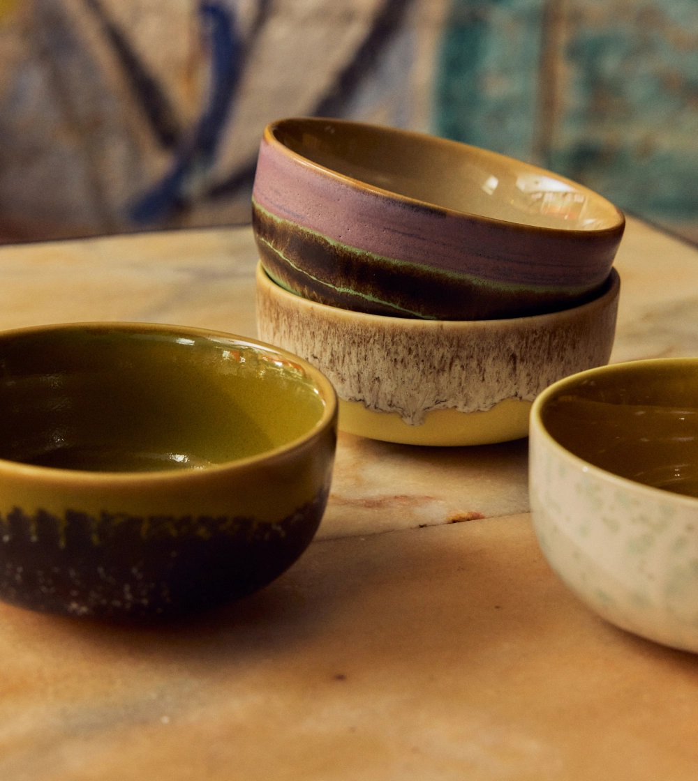 70s Ceramics Tapas Bowls Sweet de HKLIVING, set de cuatro cuencos de gres multicolor para aperitivos.