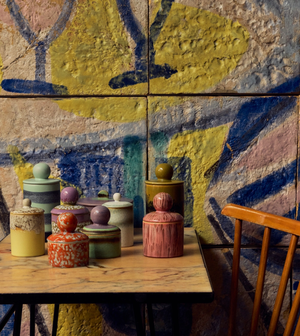 70s Ceramics XS Storage Jar Jello de HKLIVING, pequeño tarro de almacenaje de cerámica gres multicolor con diseño retro.