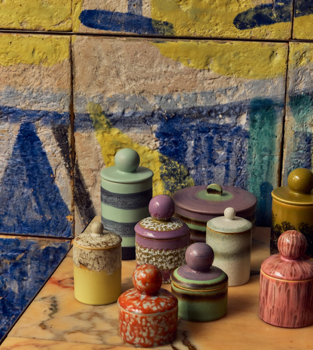 70s Ceramics Medium Storage Jar River de HKLIVING, tarro de gres multicolor con tapa y diseño retro.