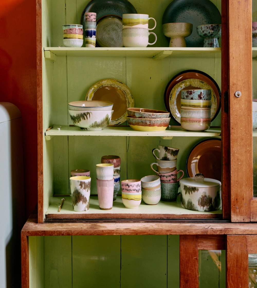 70s Ceramics Tea Cups Neo de HKLIVING, set de dos tazas de gres multicolor ideales como tazas de desayuno.