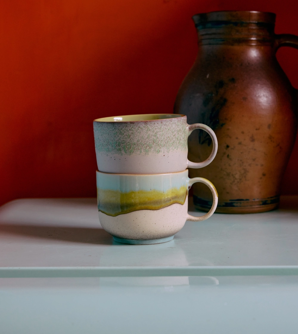 70s Ceramics Tea Cups Neo de HKLIVING, set de dos tazas de gres multicolor ideales como tazas de desayuno.