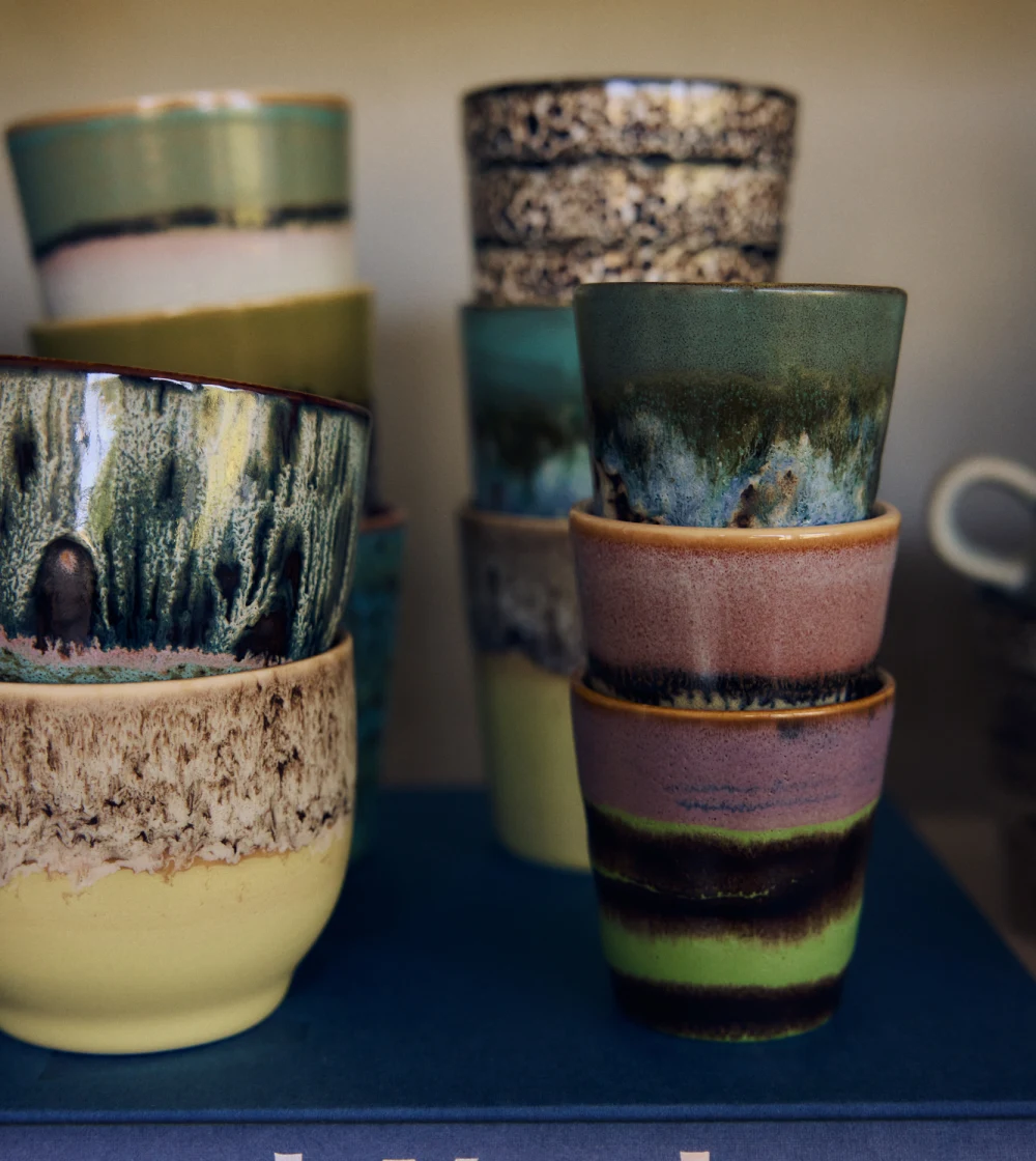 70s Ceramics Ristretto Mugs Nostalgia de HKLIVING, set de cuatro tazas pequeñas de gres con esmaltes de colores.