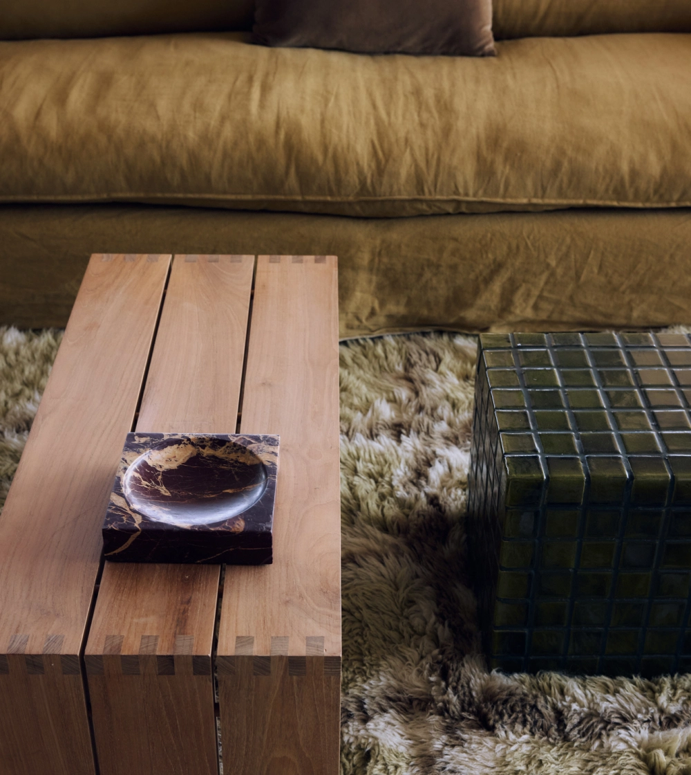 Marble Cube Burgundy de HKLIVING, vaciabolsillos cuadrado de mármol burdeos con vetas naturales y centro rebajado.