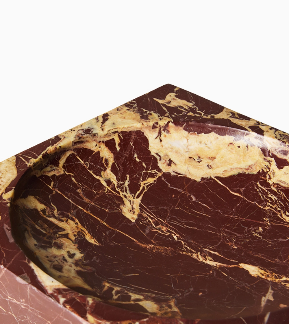Marble Cube Burgundy de HKLIVING, vaciabolsillos cuadrado de mármol burdeos con vetas naturales y centro rebajado.