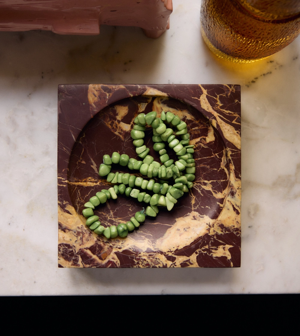 Marble Cube Burgundy de HKLIVING, vaciabolsillos cuadrado de mármol burdeos con vetas naturales y centro rebajado.