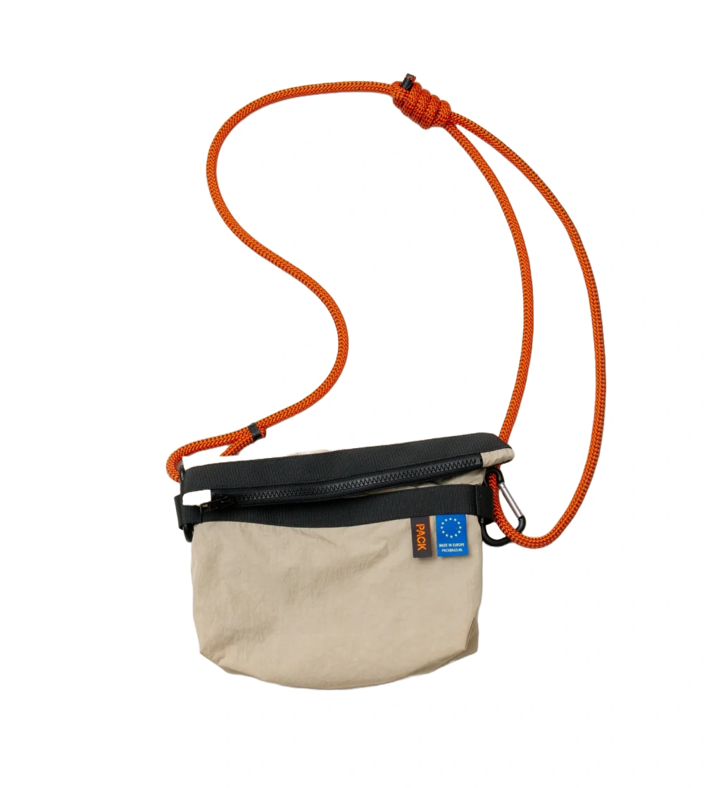bolso cruzado beige Small Zip Sling - rope strap - A101 de packbags hecho en europa