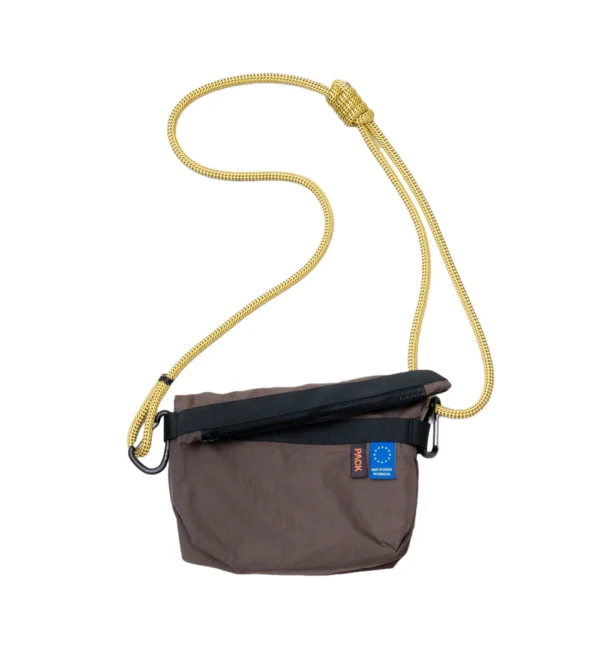 bolso cruzado marron Small Zip Sling - rope strap - A101 de packbags hecho en europa