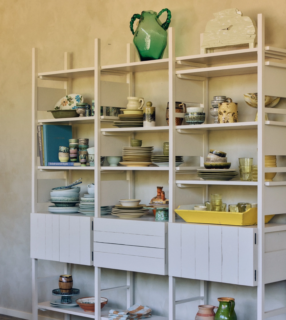 Raw Cabinet Cream de HKLIVING, estantería de madera en color crema con estantes abiertos y armarios.
