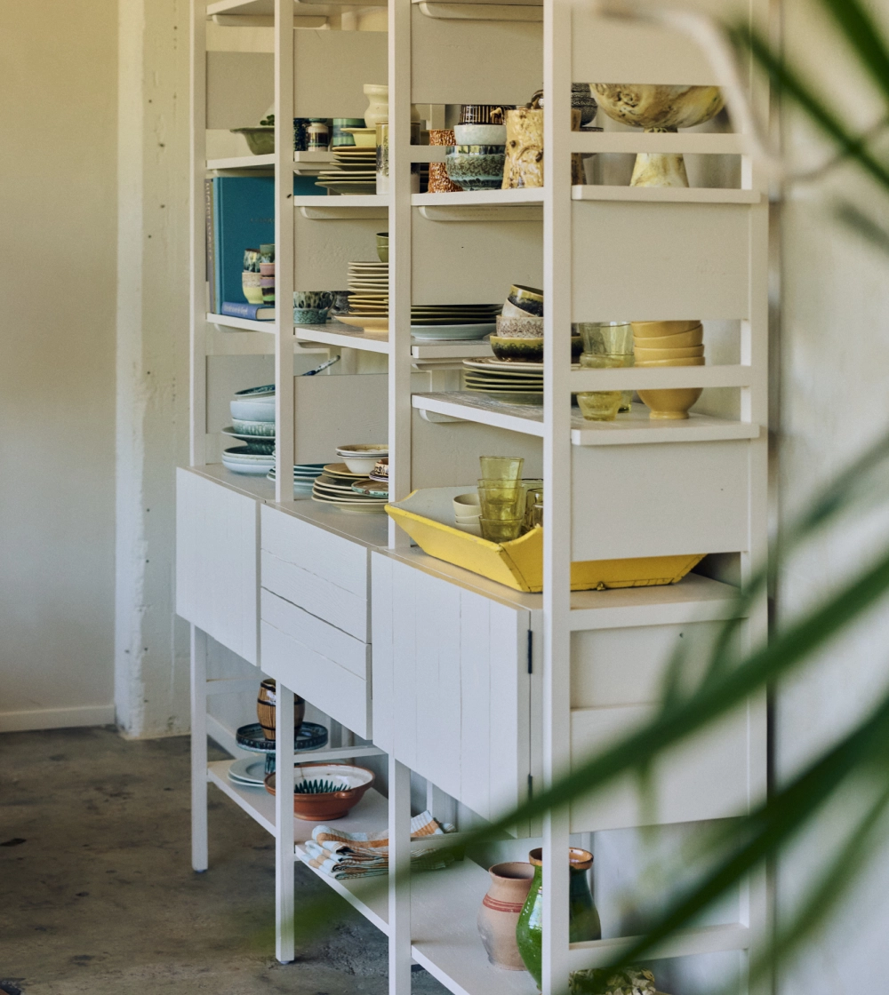 Raw Cabinet Cream de HKLIVING, estantería de madera en color crema con estantes abiertos y armarios.